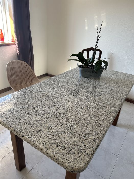 Mesa de granito interior