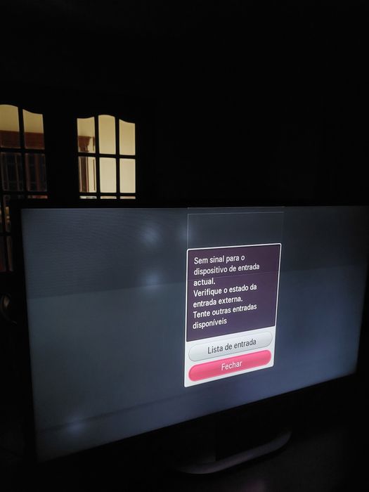 Televisão LG 106 cm com problemas no ecrã.
