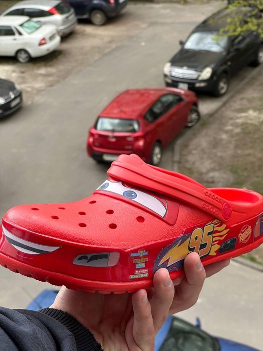 кроксы молния маквин