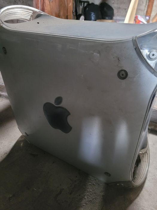komputer stacjonarny Apple Power Mac G4 „Graphite” w wersji AGP Graphics (Sawtooth), wyprodukowany w 2000 roku