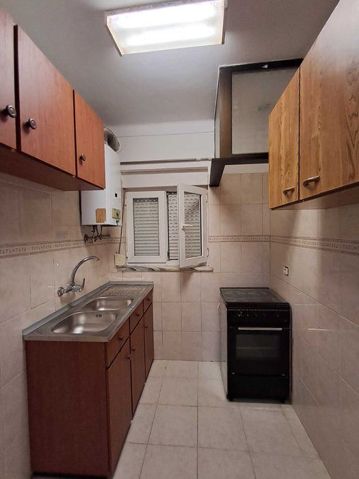 Casa térrea,  composta de cozinha , casa de banho, sala , quarto e marquise