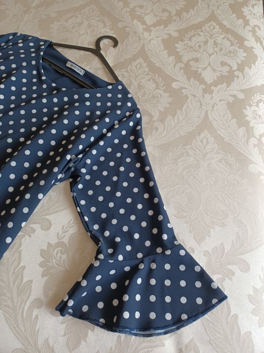 Vestido azul às bolinhas brancas