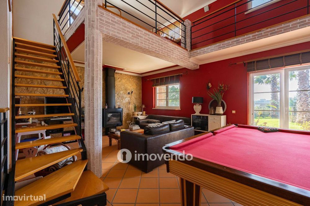 Moradia T3+1 com terreno com jardim, piscina e garagem, em Alenquer