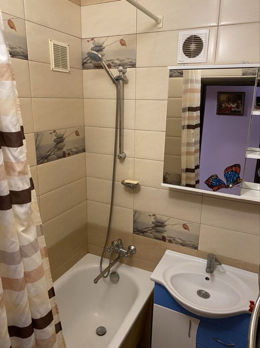 Продам 2х комнатную в центре ( Герасима Кондратьева)