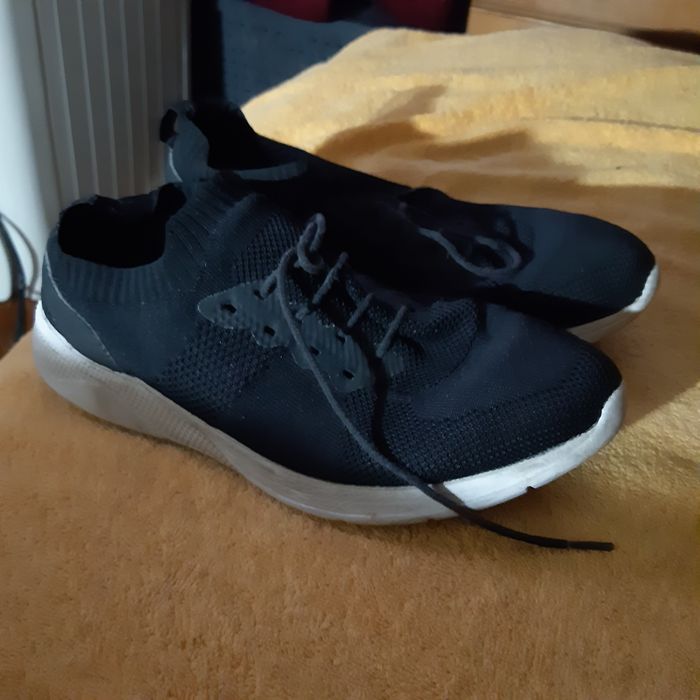 Tênis de marca, n40/41. De côr azul escuro ..