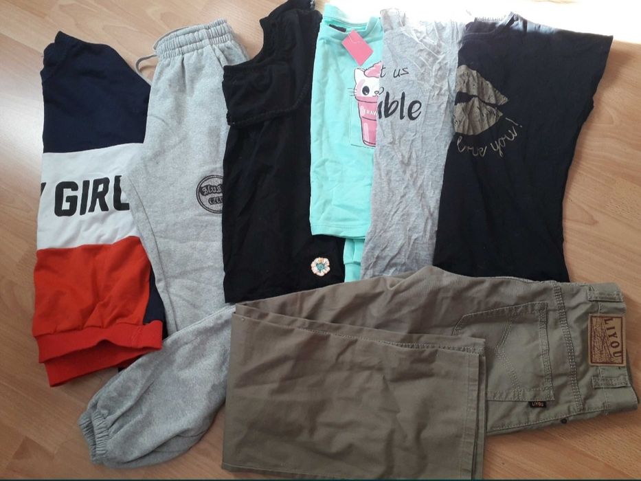 Paka ~30szt 134-140 koszulki bluzy spodnie kurtka sukienka klapki