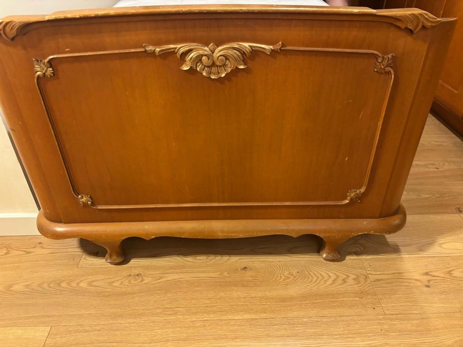 Łóżko w stylu vintage z materacem
