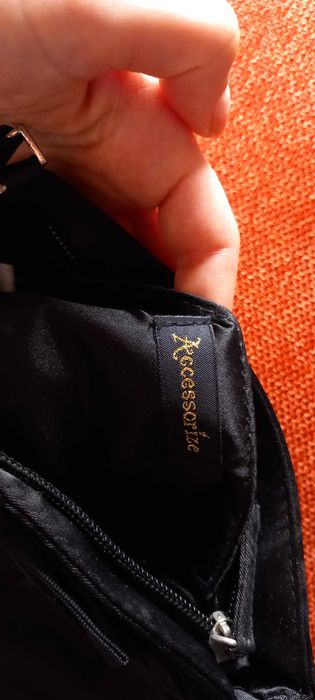 Clutch básica/ essencial cetim preto com laço