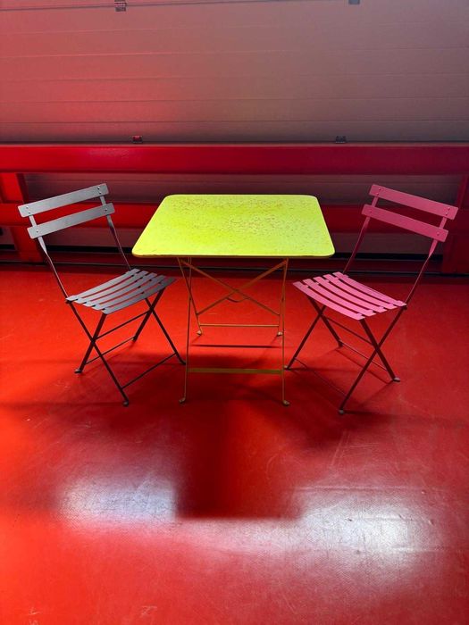 Mesa quadrada 70x70 cm dobrável e 2 cadeiras de jardim em aço