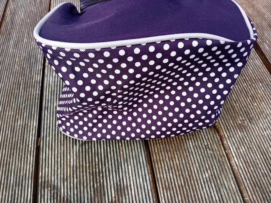 Kosmetyczka na zamek śliwkowa w kropki