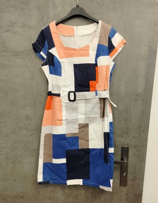 Kolorowa sukienka w geometryczny wzór krótki rękaw
