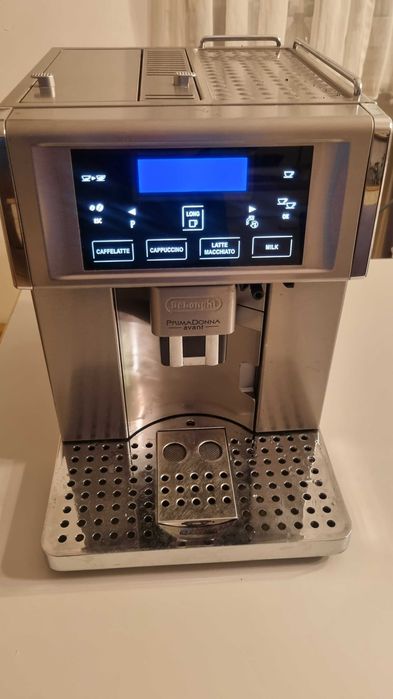 Кавоварка Делонжи в робочому стані