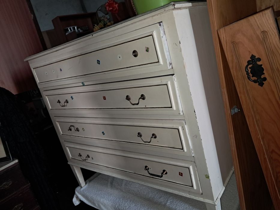 Comoda branca em madeira maciça