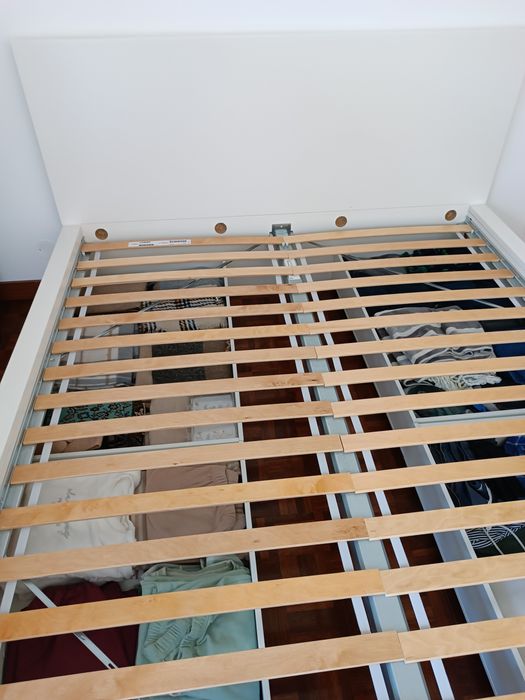 Cama com gavetões e estrato