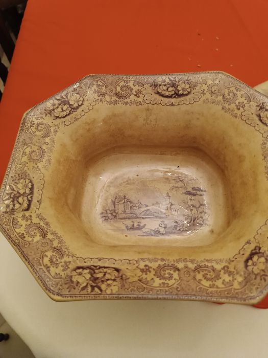 Terrina antiga inglesa