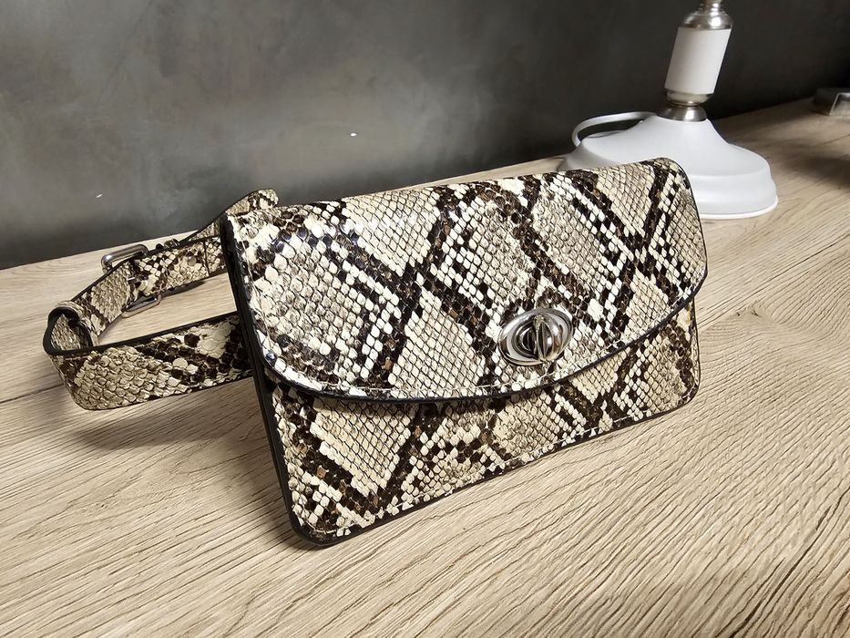 Saszetka nerka Stradivarius skóra węża mała zgrabna
