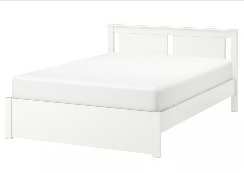 Cama comoda e mesa de cabeceira semi novos