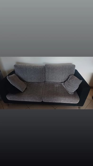 2 sofas de 2 lugares cada, em bom estado