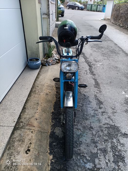 Mobilete motobecane toda restaurada sem nada a  fazer por gasolina e andar aos interessados contactar alguma dúvida disponha