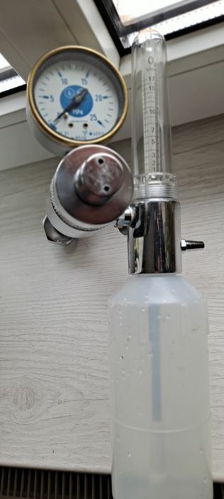 Zawór cisnieniowy do butli tlenowej z nawilzaczem i regulacją cisnieni