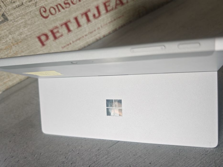 Продам планшет Microsoft Surface Go 2  4/64