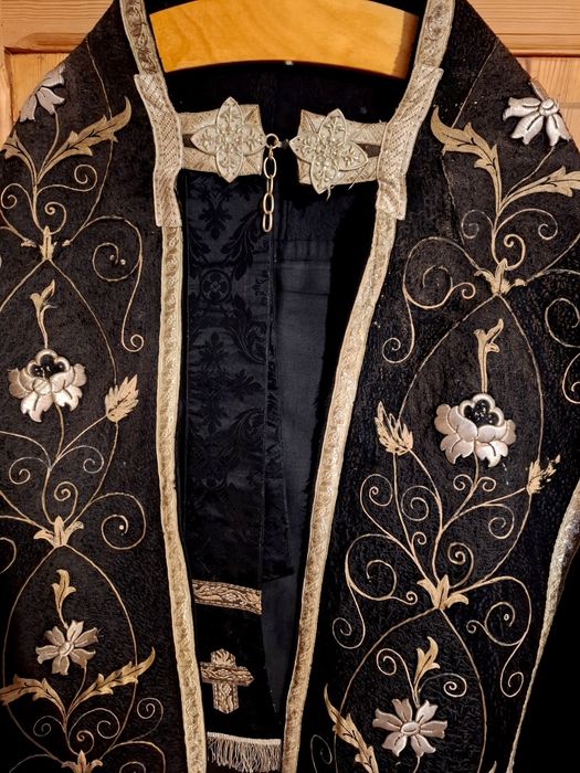 Zabytkowa kapa liturgiczna ze stułą – bogata ornamentyka, unikat