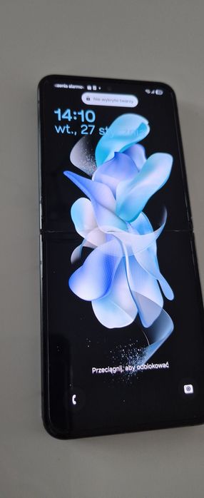 Galaxy z flip 4 .