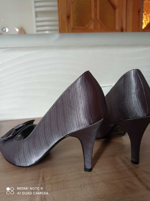Buty nowe na szpilce.