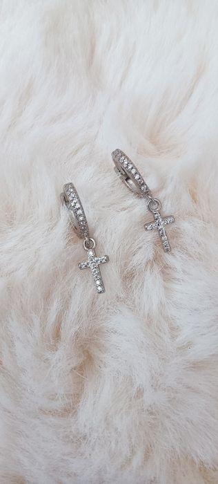 Brincos argolas e cruz com brilhantes em prata (novas)