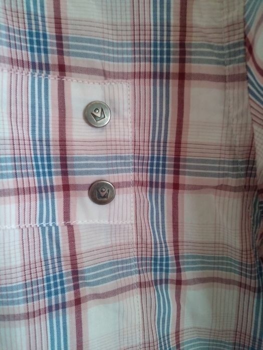 Koszula z krótkim rękawem.