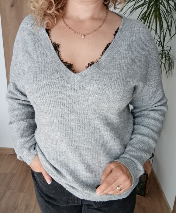 Sweter w serek, z koronką