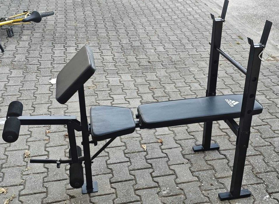 Banco de Musculação Adidas Essential com suporte de barras, estação de bíceps curl e leg curl