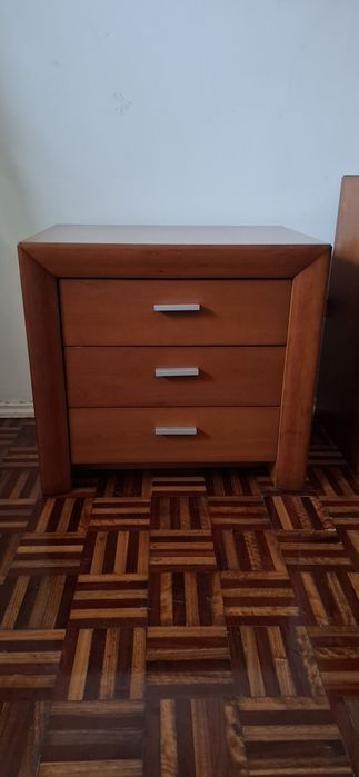 Cómoda de quarComoda e mesas de cabeceira
2 mesas de cabeceira com 3 gavetas (medidas larg 57 x altura 54x prof 42).