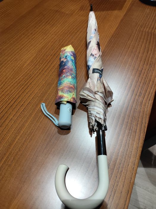 Chapéus de chuva novos com etiqueta