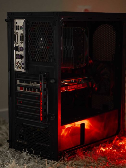 Wydajny komputer, idealny do gier i montażu