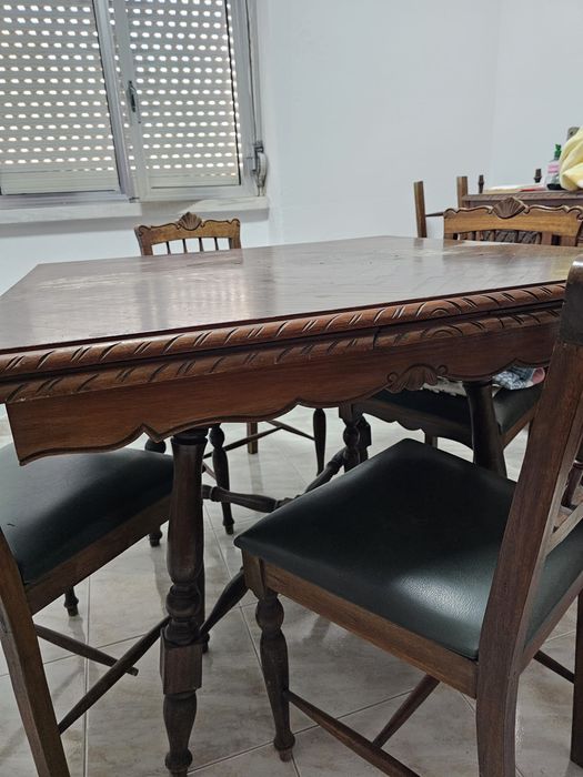 Mesa com 6 cadeiras