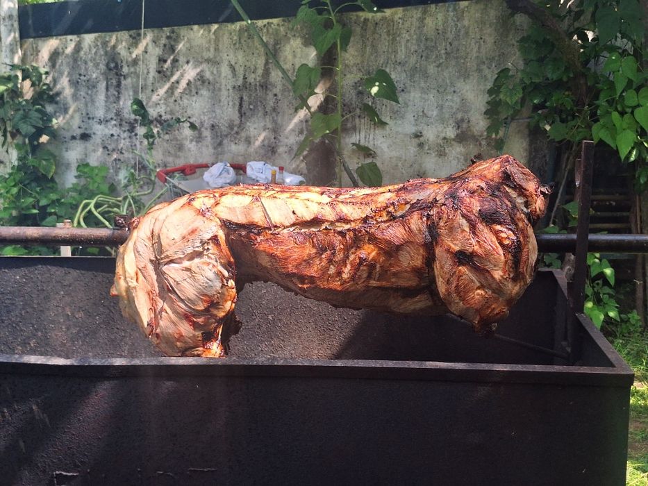 Assador de porco no espeto