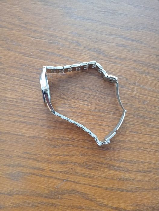 Sprzedam damski zegarek.