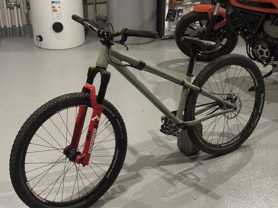 Custom dirt commencal (title, chromag, marzocchi, halo, michelin)