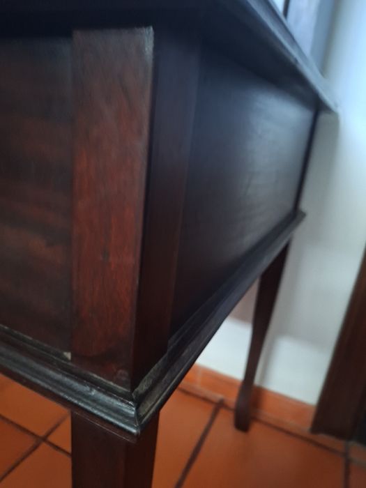 Escrivaninha em bom estado. 0,60x1,20m