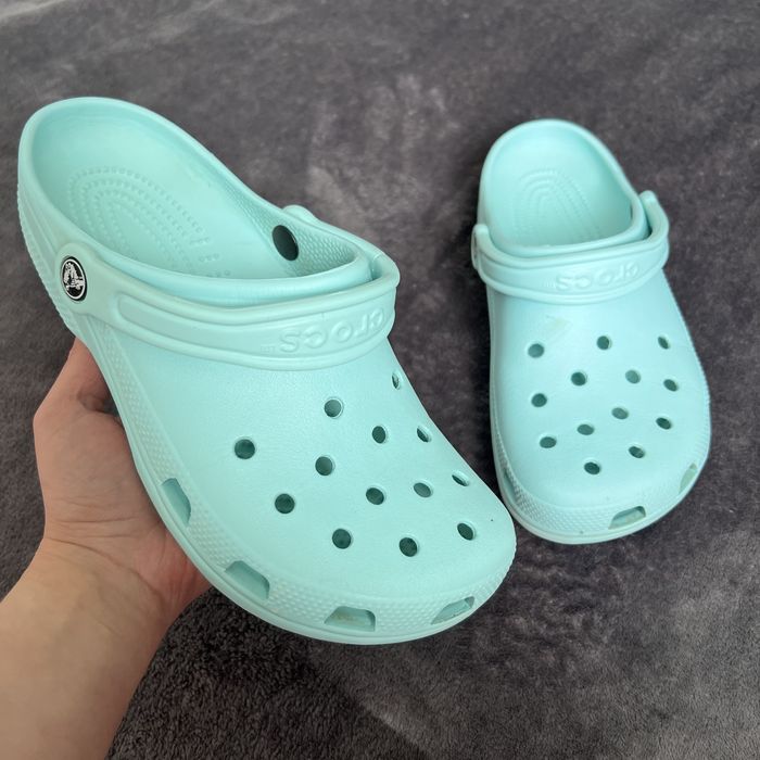 Жіночі тапочки Crocs. P. 40.