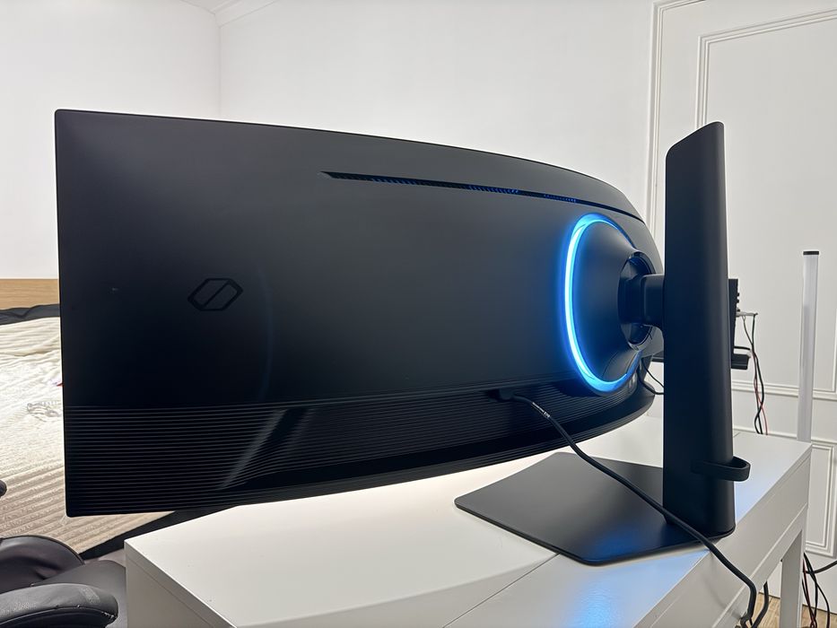 Samsung Odyssey G95C 49” DWQHD 240Hz Curvo