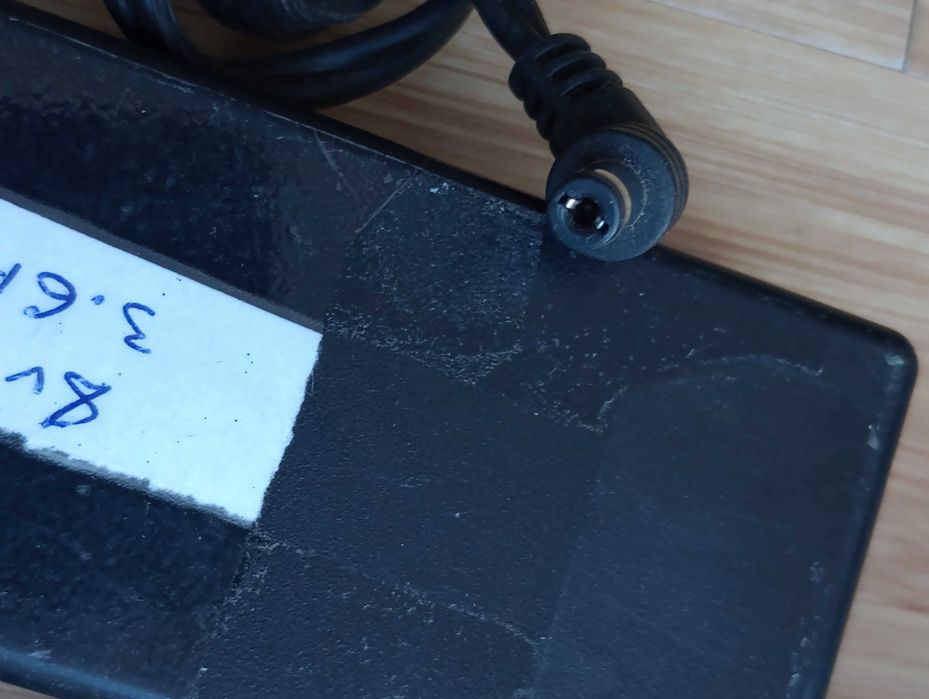 2 адаптери живлення для планшетiв 9.3V/4A та 8V/3.6A