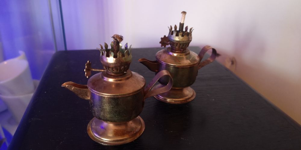 Dwie lampki naftowe miedziane miniaturki - bez klosza,  wys. ok 8 cm