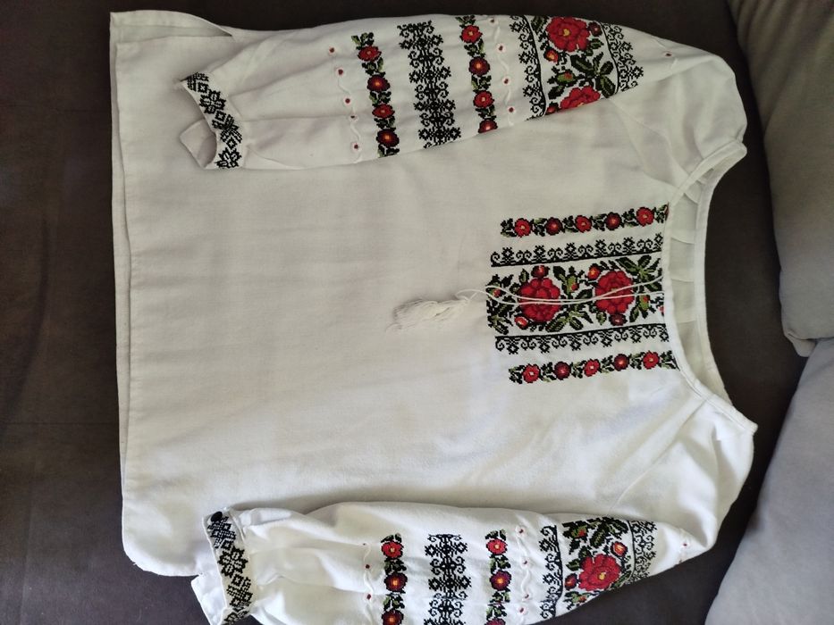 Красива вишиванка для дівчинки, стан ідеальний (як нова), р. 140-152