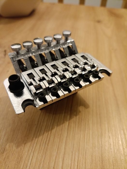 Mostek dwustronny typu Floyd rose ruchomy