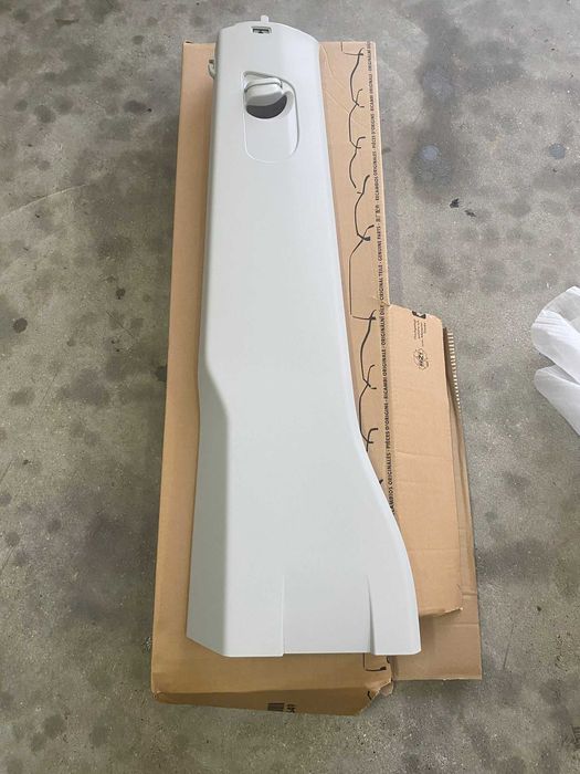 Osłona słupka B komplet (lewa i prawa)