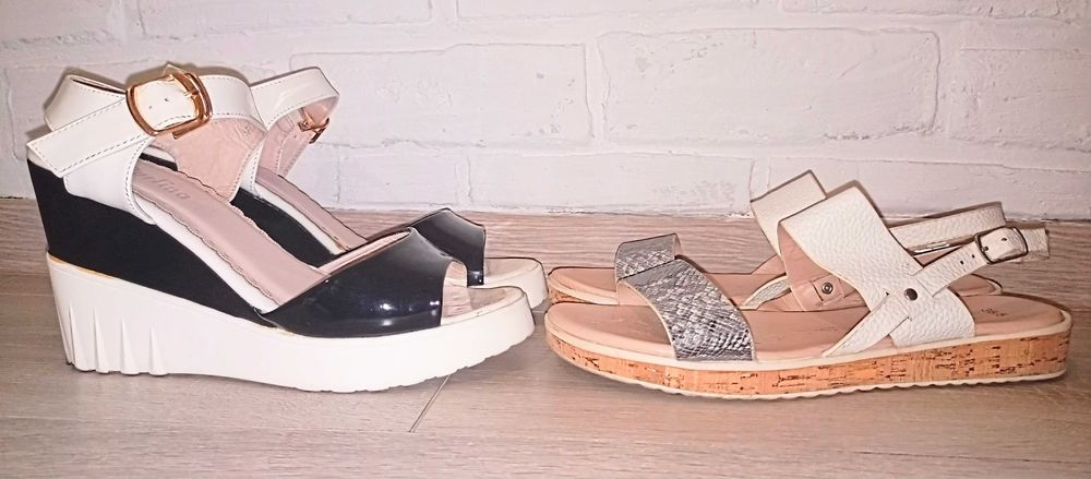 Босоножки на танкетке и сандалии