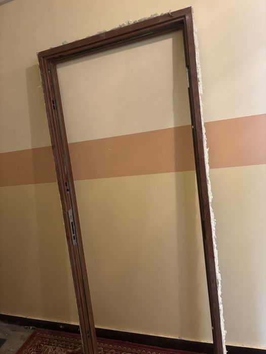 Drzwi wejściowe razem z futryna