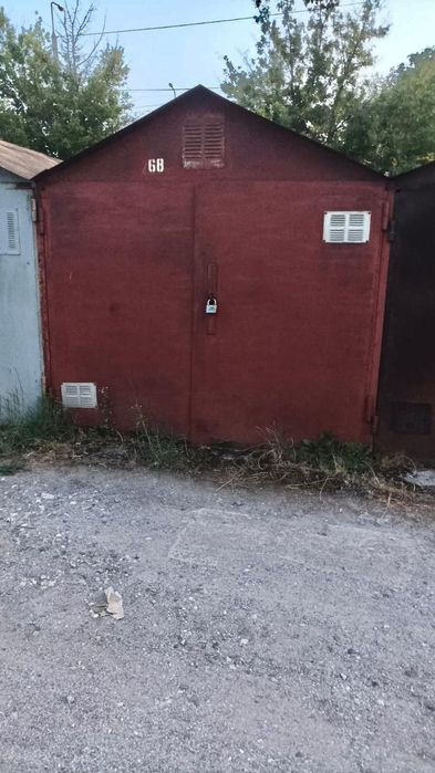 Продаеться  металевий гараж з місцем  на стоянці,в центрі Тернополя